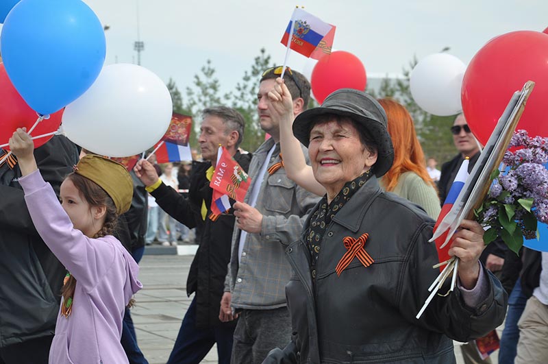 Сквер Славы покраснел. После митинга 9 мая орчане возложили цветы к мемориалу 