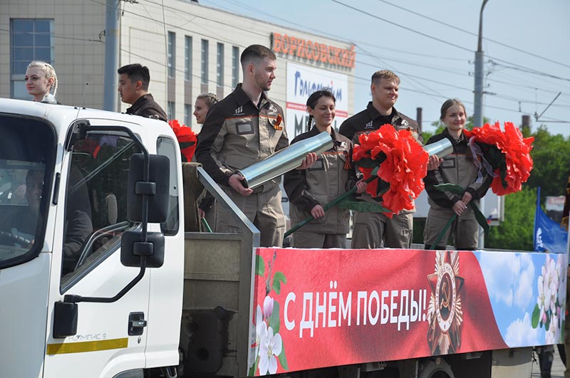 Сквер Славы покраснел. После митинга 9 мая орчане возложили цветы к мемориалу 