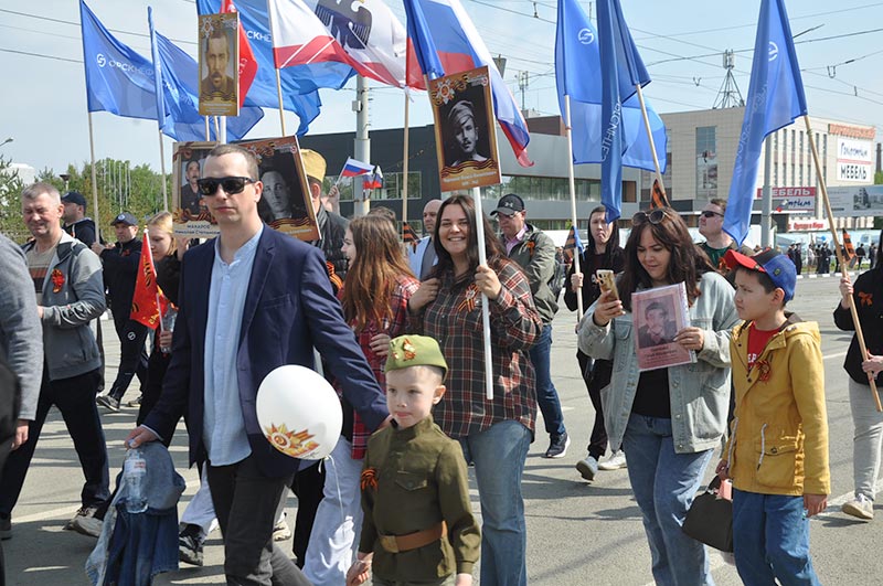 Сквер Славы покраснел. После митинга 9 мая орчане возложили цветы к мемориалу 