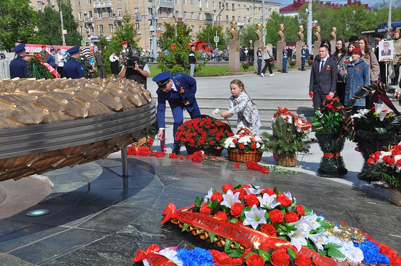 Сквер Славы покраснел. После митинга 9 мая орчане возложили цветы к мемориалу 