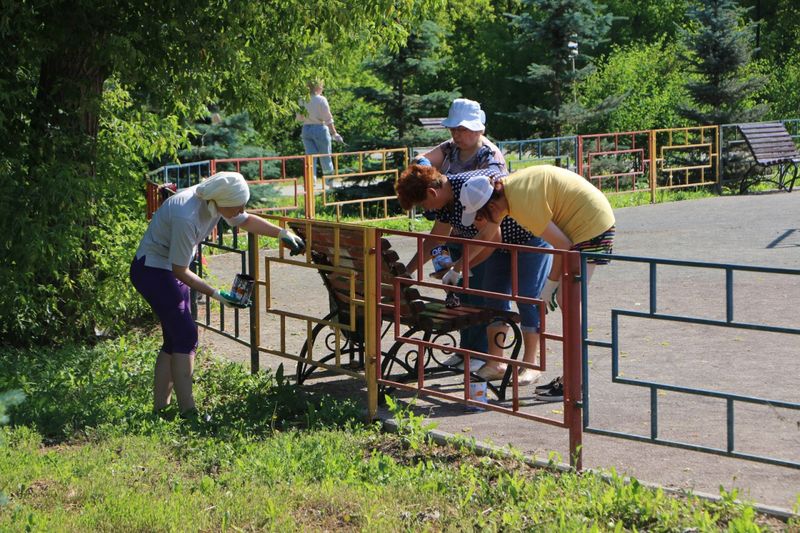 Работники культуры Орска провели субботник в парке Строителей