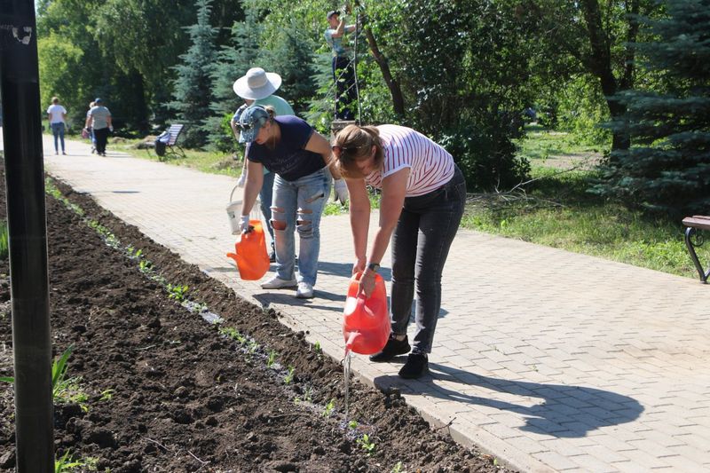 Работники культуры Орска провели субботник в парке Строителей