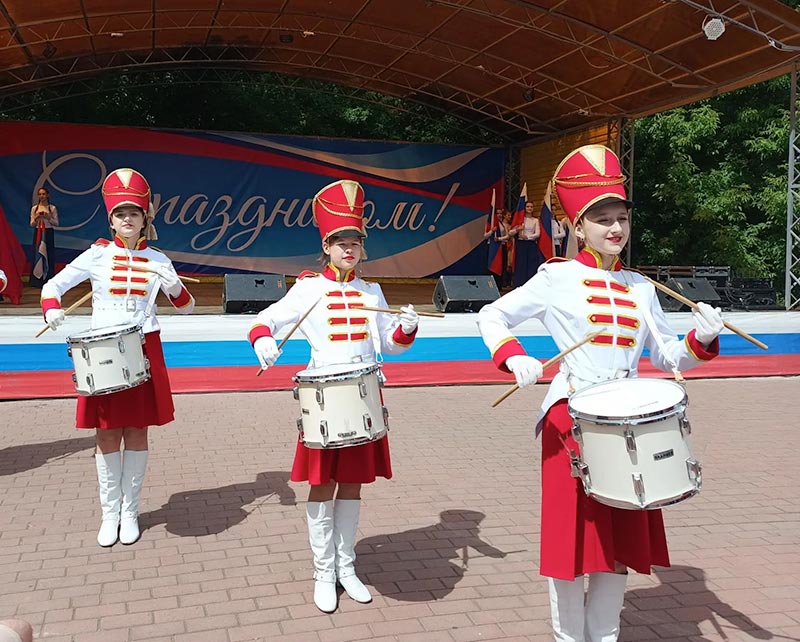 С песнями, балалайками, и чаем  