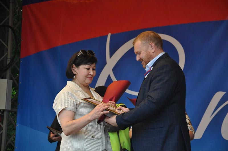 С песнями, балалайками, и чаем  