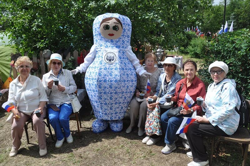 С песнями, балалайками, и чаем  
