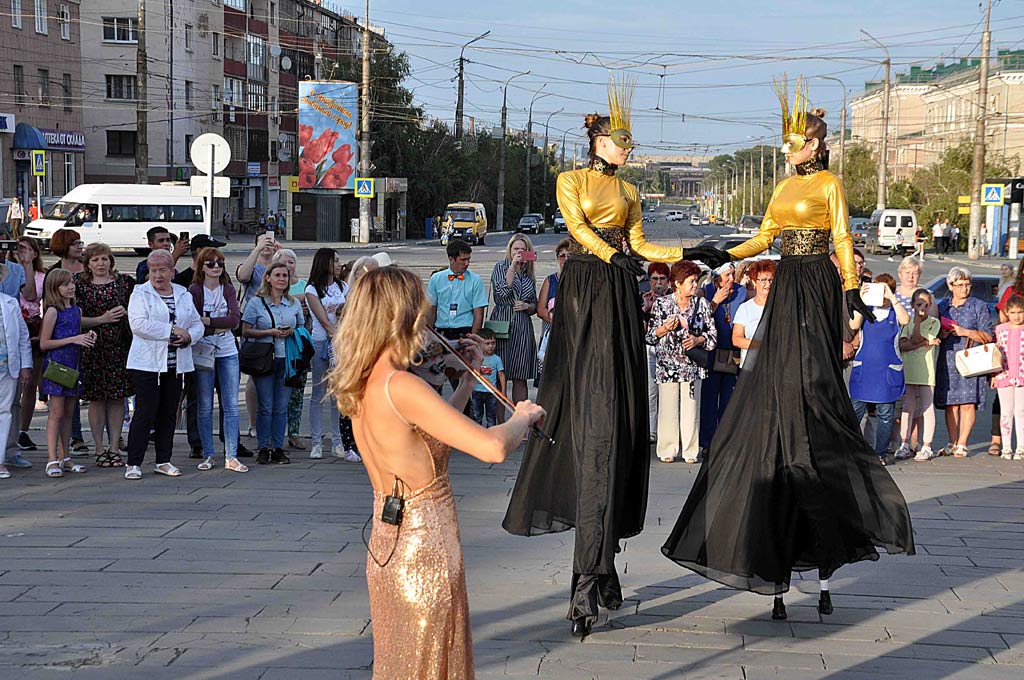 Оркестр гремит басами и… танцует. Орчане погрузились в мир искусства