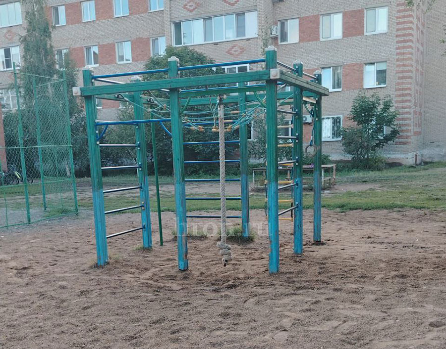 Все лучшее – детям? Жителям Первомайского приходится своими руками благоустраивать игровые площадки
