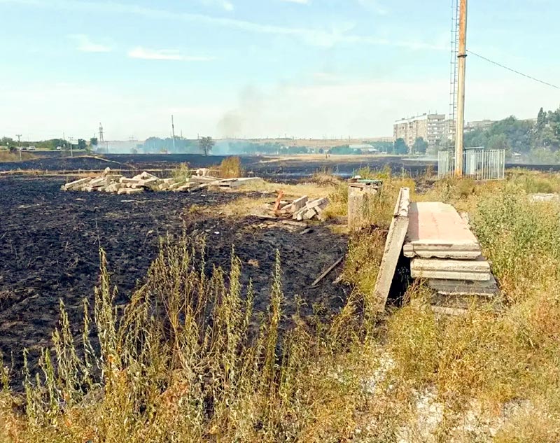 В двух шагах от «Спутника». Орским пожарным снова пришлось тушить степь
