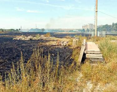 В двух шагах от «Спутника». Орским пожарным снова пришлось тушить степь