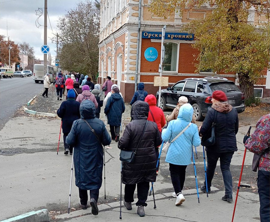 Любители скандинавской ходьбы прошлись по Старому городу