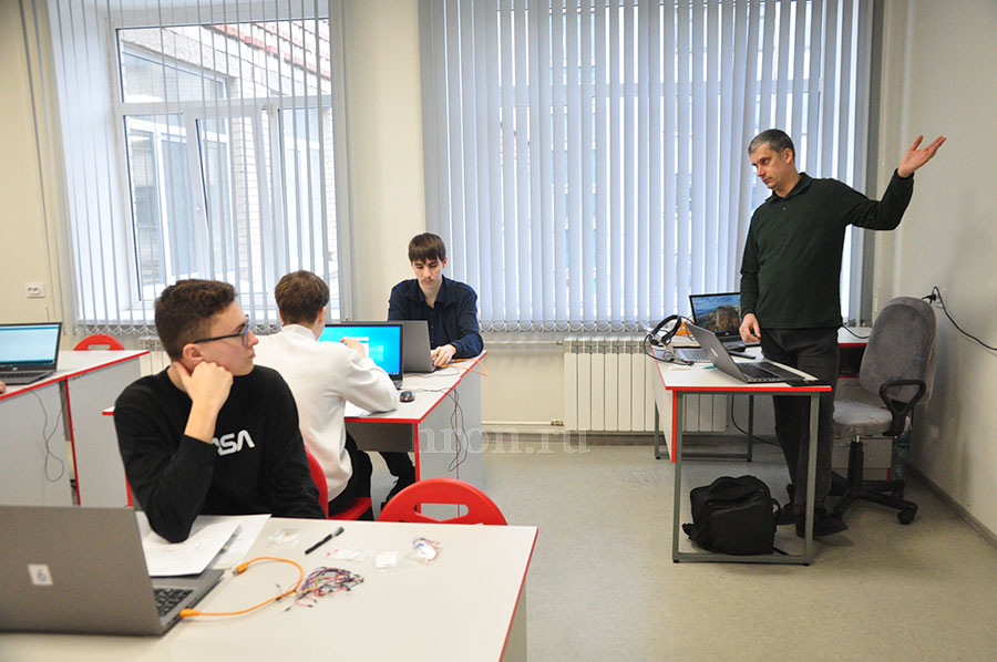 Что нам стоит ракету построить. Школьники показали класс в робототехнике