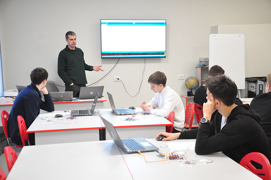 Что нам стоит ракету построить. Школьники показали класс в робототехнике
