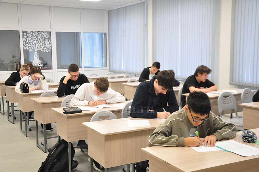 Что нам стоит ракету построить. Школьники показали класс в робототехнике