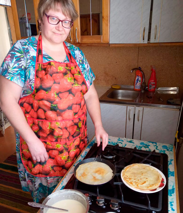 Угощает сладкоежек