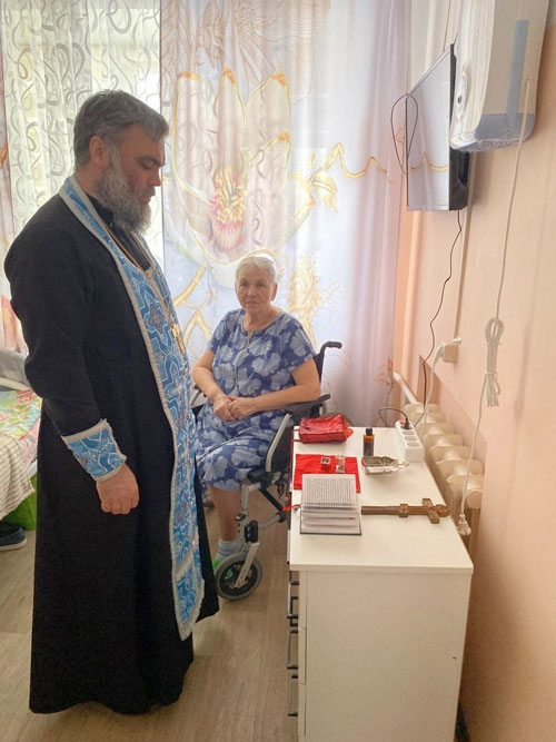 Постояльцы «Надежды» исповедались и причастились
