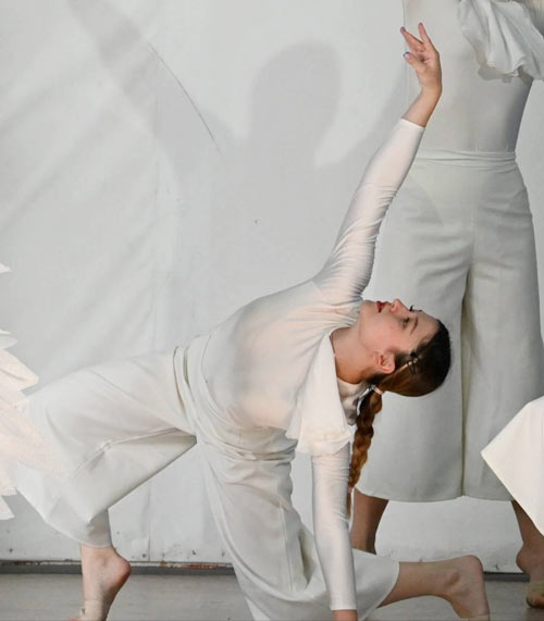 Злых отпугнула, добрых привлекла. Как студентка колледжа искусств окунулась в мир духов