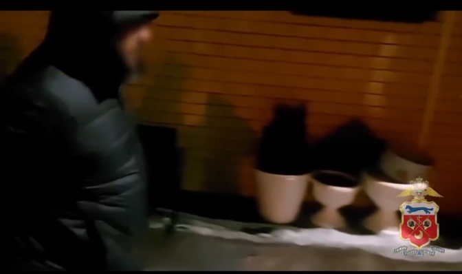 Схватили «героя» в яркой куртке