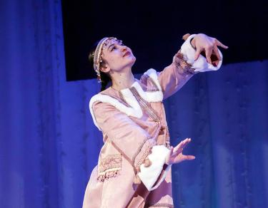 Злых отпугнула, добрых привлекла