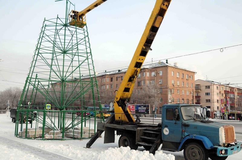 Главная городская елка зажжется в выходной. Комсомольскую площадь начали готовить к новогодним торжествам