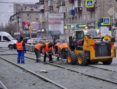 Междупутье на проспекте Ленина одевают в плитку