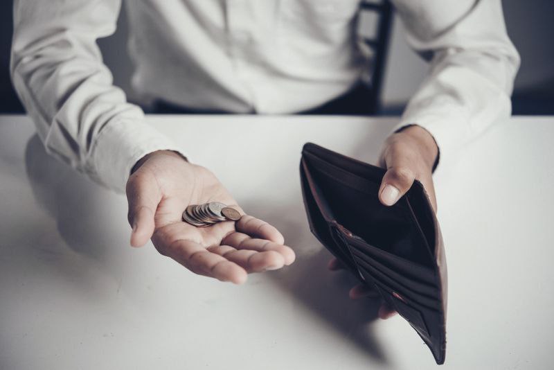 Как действовать работнику при задержке зарплаты более 15 дней?