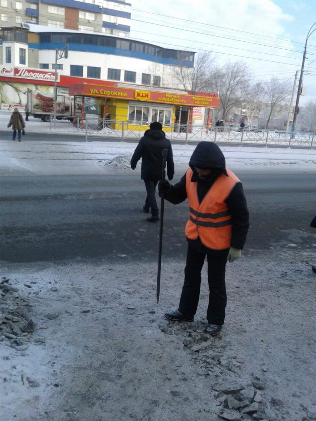 Тротуары превратились в полосы препятствий 