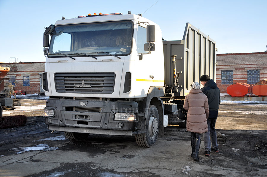 Железный силач наведет порядок. Автомобиль с грейфером поможет в уборке крупногабаритного мусора