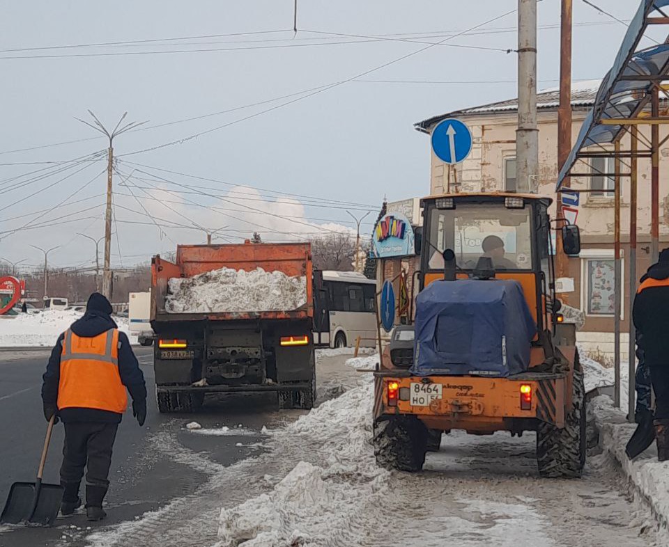 Работа на снежном фронте: как в городе борются с сугробами