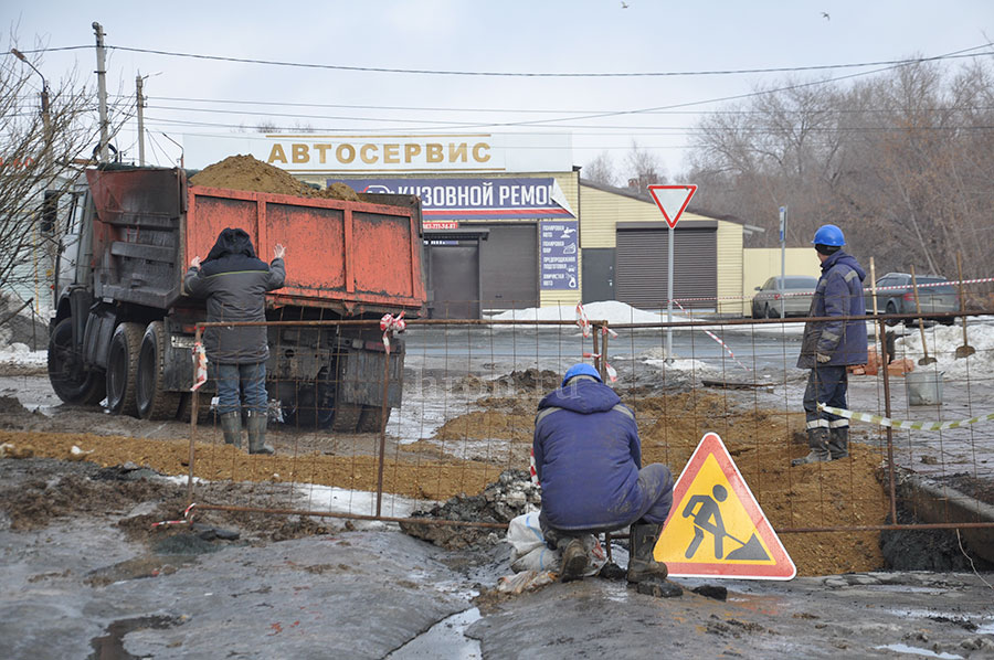 Земля ушла из-под ног. На улице Волкова провалился асфальт и образовалась глубокая яма