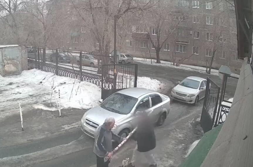 Водитель такси сломал шлагбаум у больницы после отказа впустить его на территорию