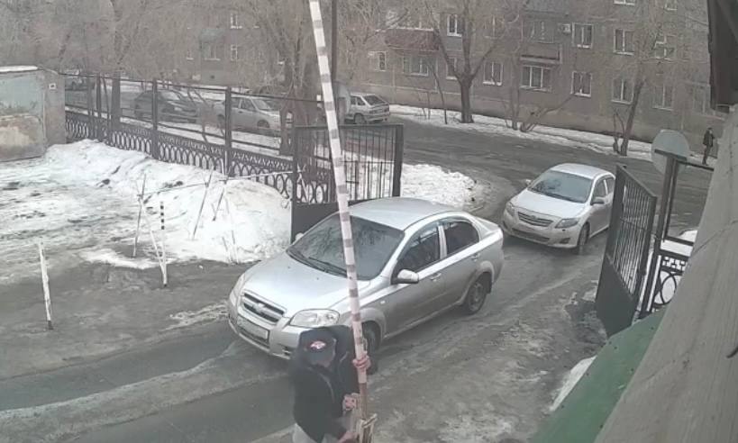 Водитель такси сломал шлагбаум у больницы после отказа впустить его на территорию