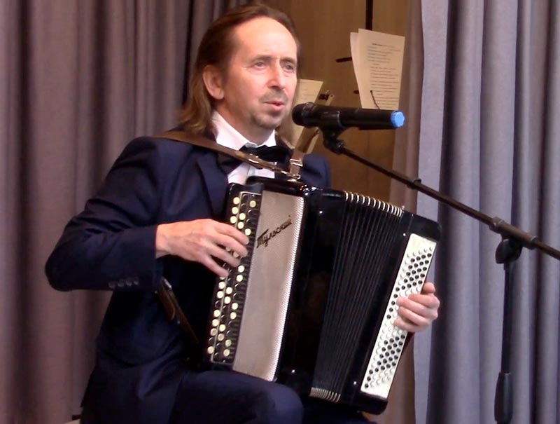 Не ложками едиными. Сергей Горшков о любви к баяну и балалайке