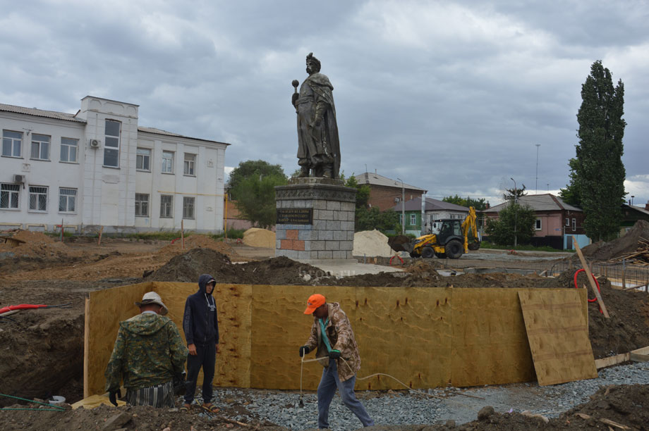 Сквер Богдана Хмельницкого полюбят и дети, и взрослые. Здесь появилось основание для фонтана и опалубка под цветник