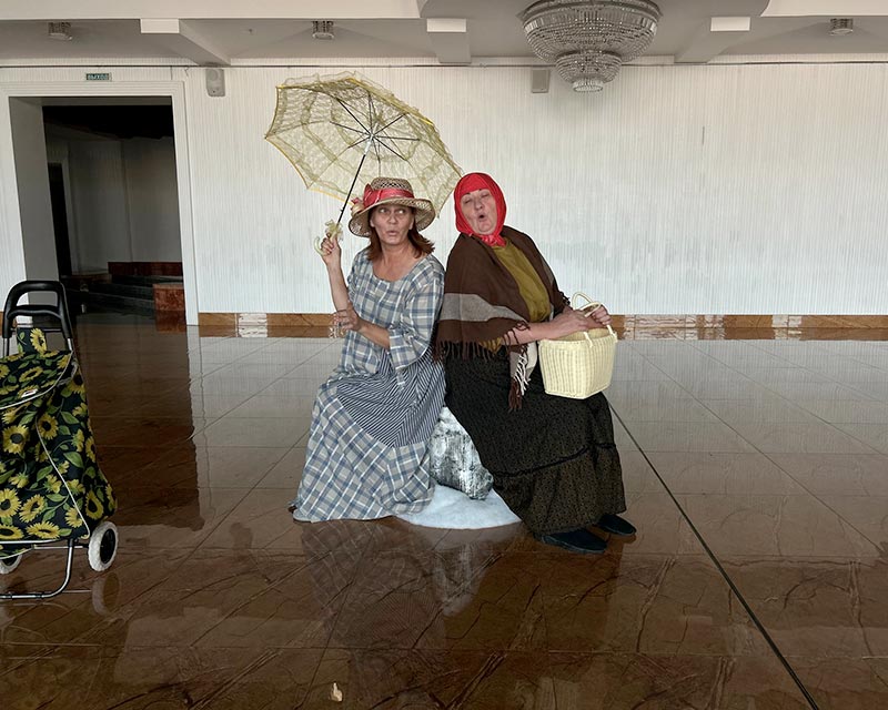 В театре ждут двух старушек