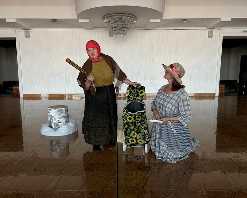 В театре ждут двух старушек