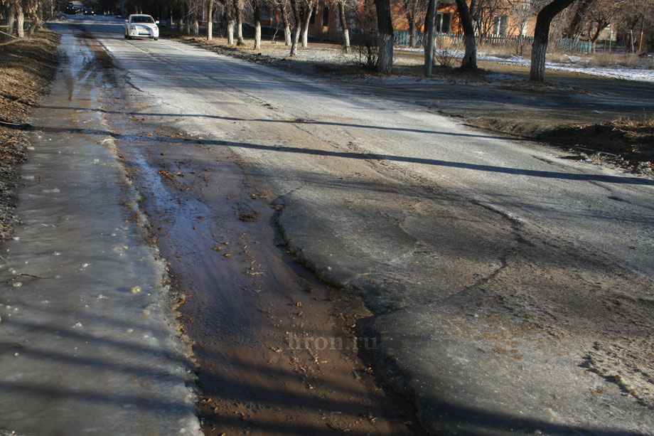 Дорога и тротуар превратились в каток