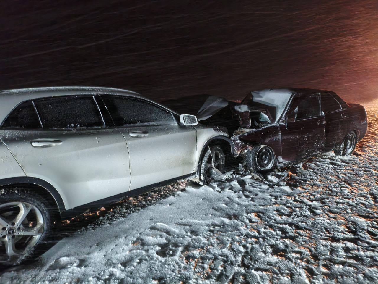На трассе под Переволоцком в лобовом столкновении погибла женщина