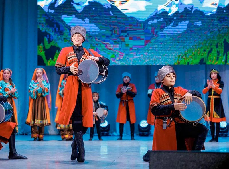 В черкеске и папахе. Чем ансамбль «Адамас» покоряет своих зрителей