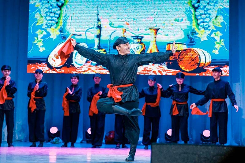 В черкеске и папахе. Чем ансамбль «Адамас» покоряет своих зрителей