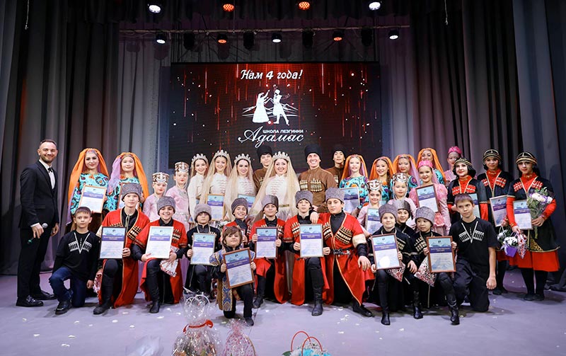 В черкеске и папахе. Чем ансамбль «Адамас» покоряет своих зрителей