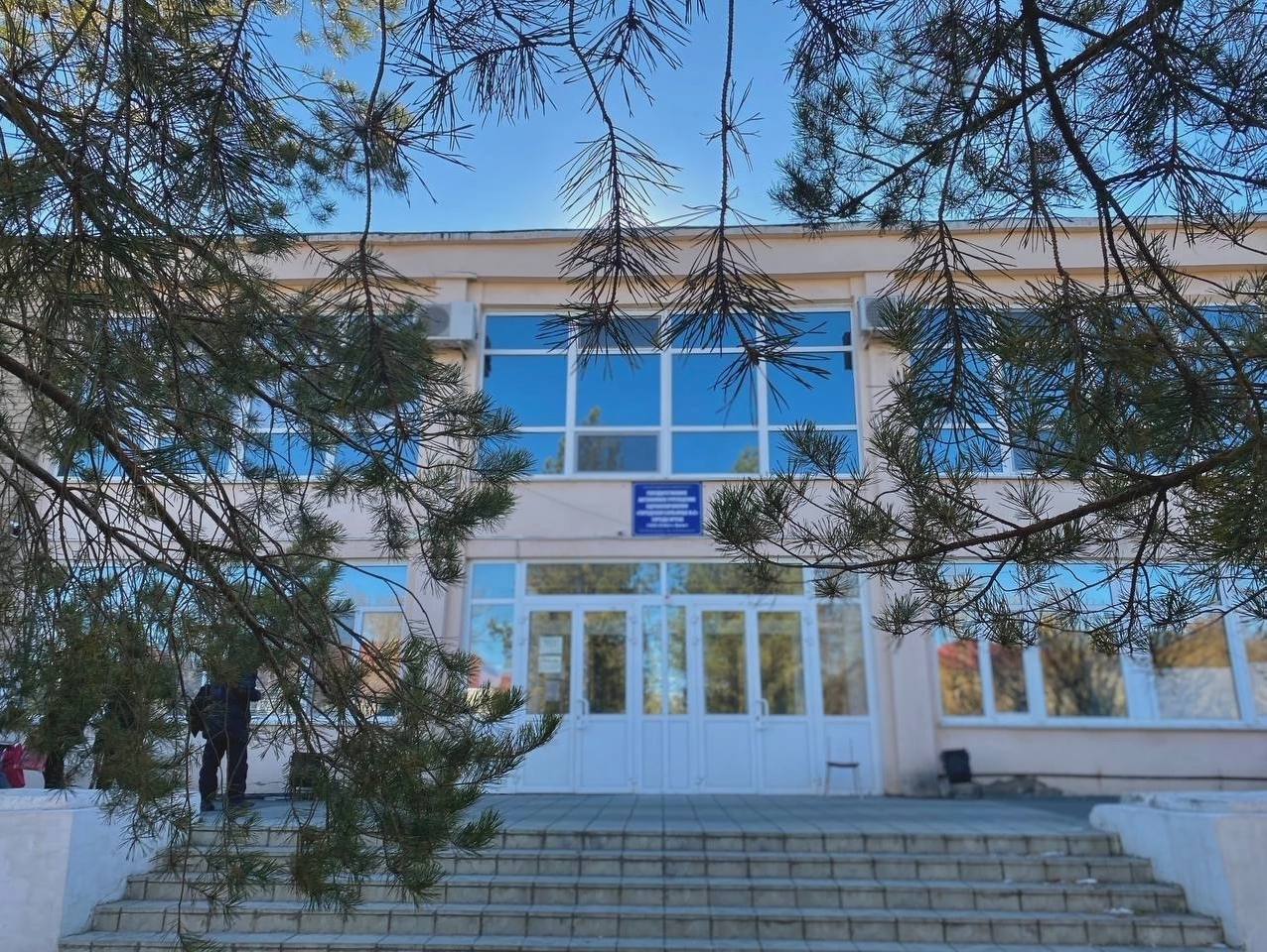 Трёхлетняя девочка выпала с третьего этажа