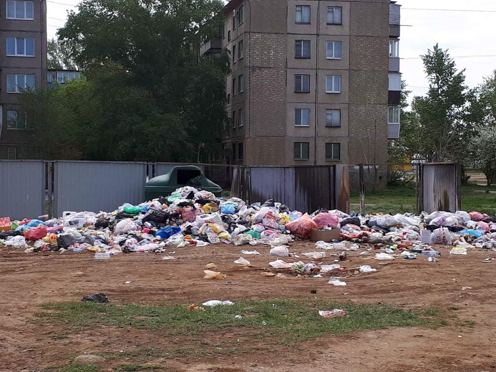 Свалка расползлась по округе