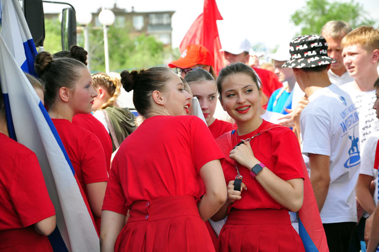 Погрузились в праздник. Поздравления принимали и юные, и почтенные жители города