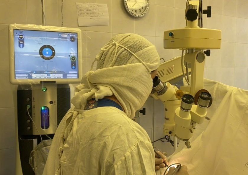 В горбольнице Орска удаляют катаракту на новом аппарате