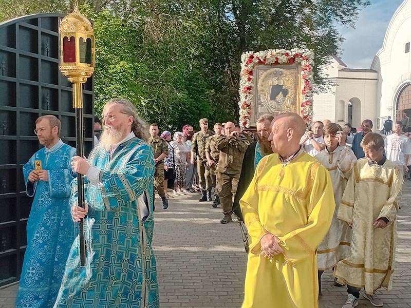 В 18 часов 35 минут