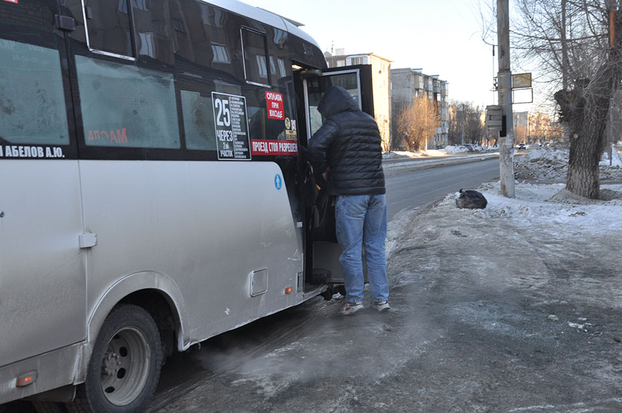 Как пингвины. Местные жители проходят испытание на прочность гололедом
