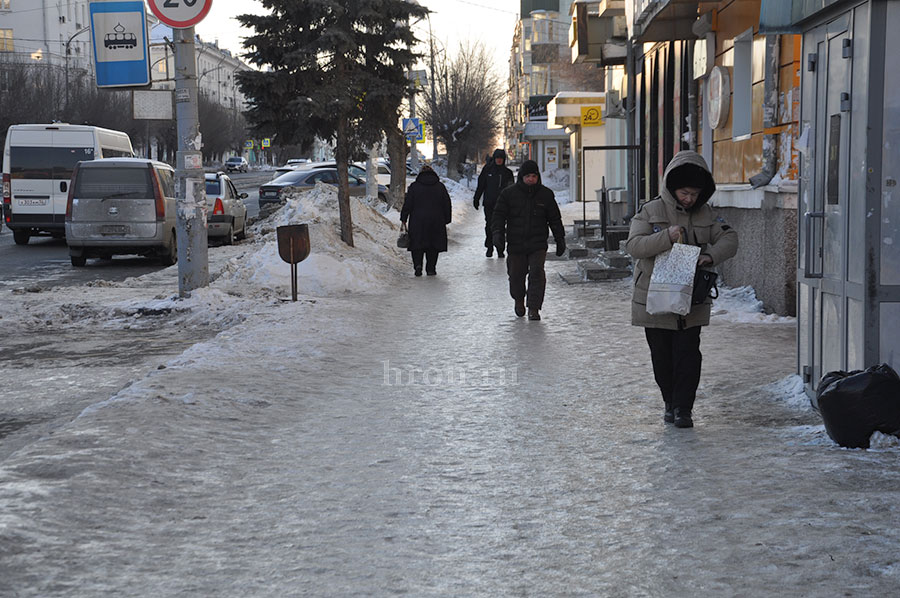 Как пингвины. Местные жители проходят испытание на прочность гололедом