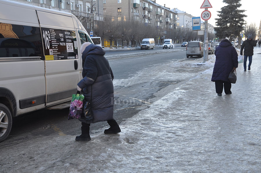 Как пингвины. Местные жители проходят испытание на прочность гололедом