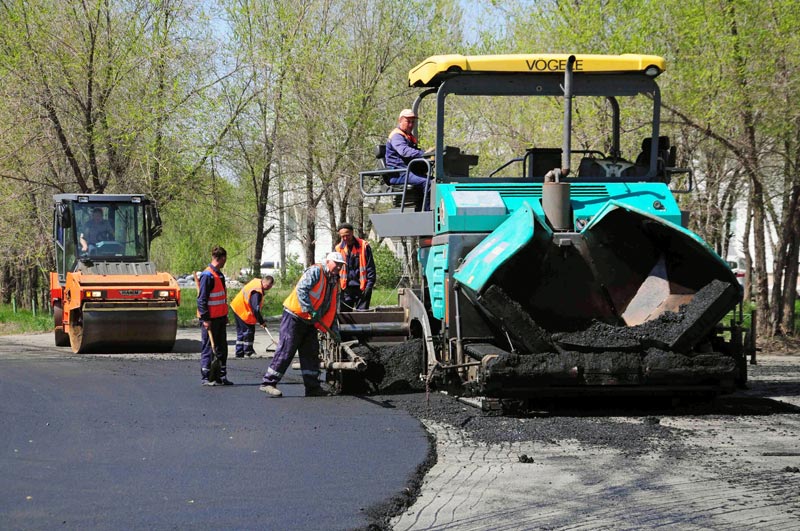 На дорогах уже дымится асфальт. Всего в этом сезоне отремонтируют 18 участков