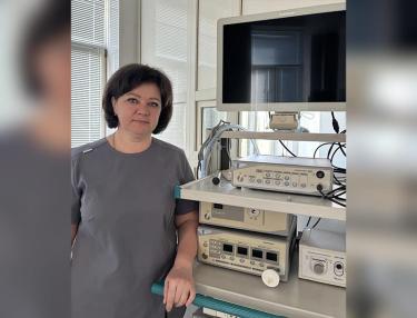 Кому накрывает стол медсестра?